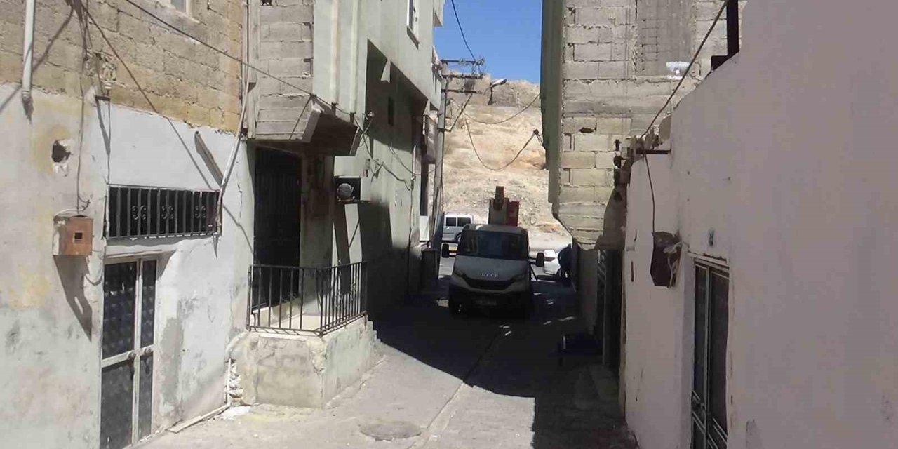 Onarmak için çıktığı elektrik direğinde akıma kapıldı