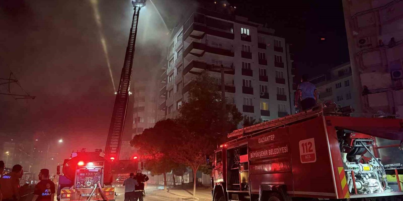 Antep’te 7 katlı binada yangın paniği