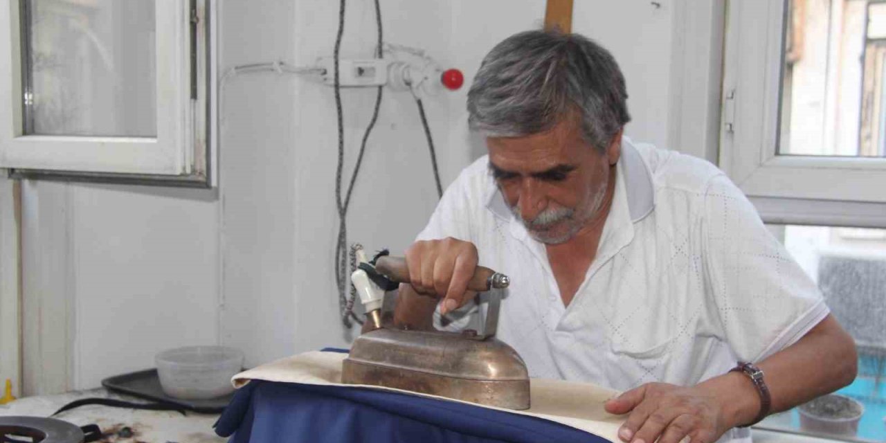 Antika dikiş makinesiyle 60 yıldır terzilik yapıyor