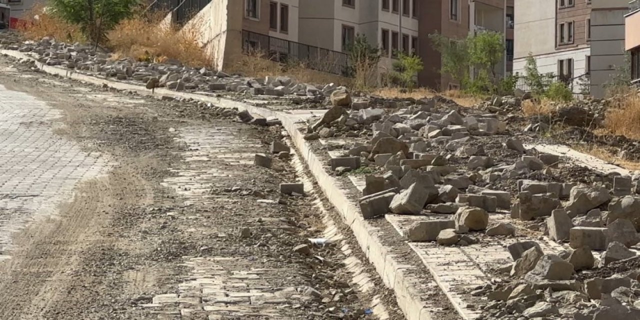 Kaldırımlarda bırakılan moloz yığınları tepkilere neden oluyor