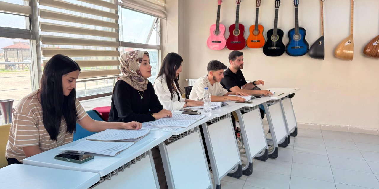 Yüksekova’da öğrenciler gençlik merkezinde yetenek sınavına hazırlanıyor