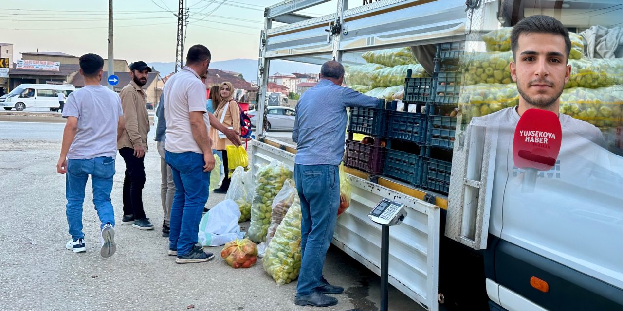 Ahlat’tan Yüksekova’ya gelen Eminanç, mahalle mahalle gezerek sebze satıyor