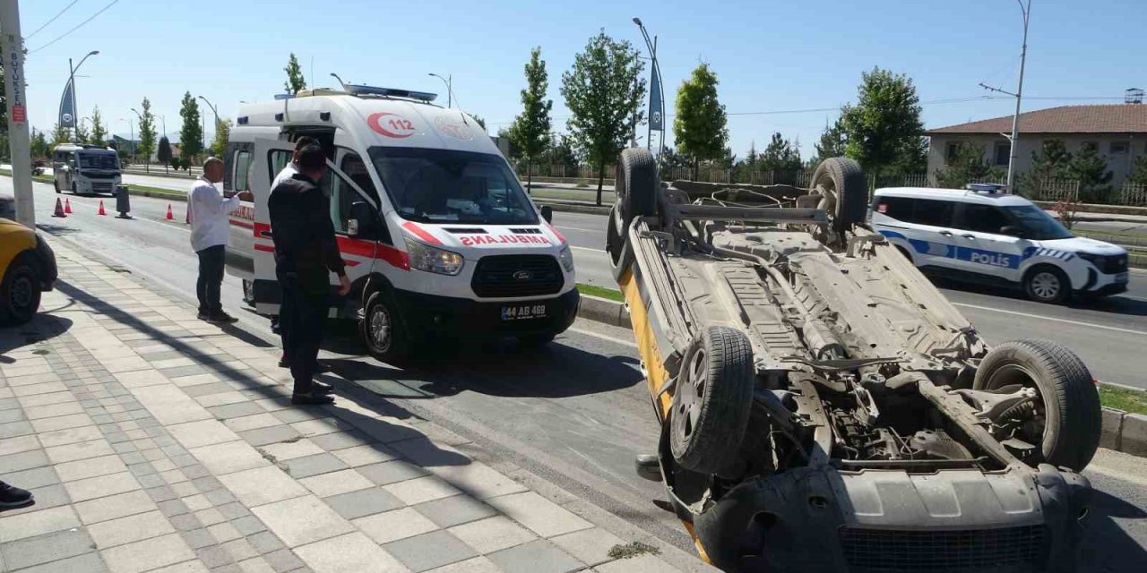 Devrilen ticari taksi ters döndü: 1 yaralı