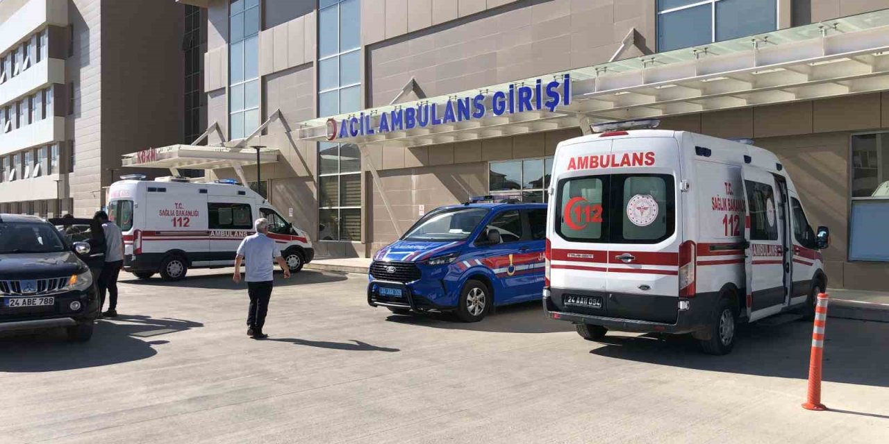 Erzincan-Çayırlı yolunda üzerlerine taş düşen 2 işçi yaralandı