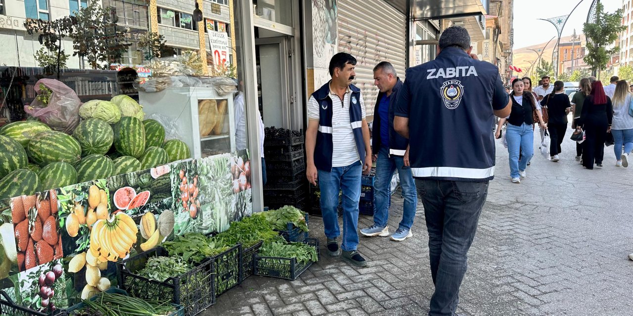 Yüksekova’da kaldırım işgallerine karşı zabıta denetimi