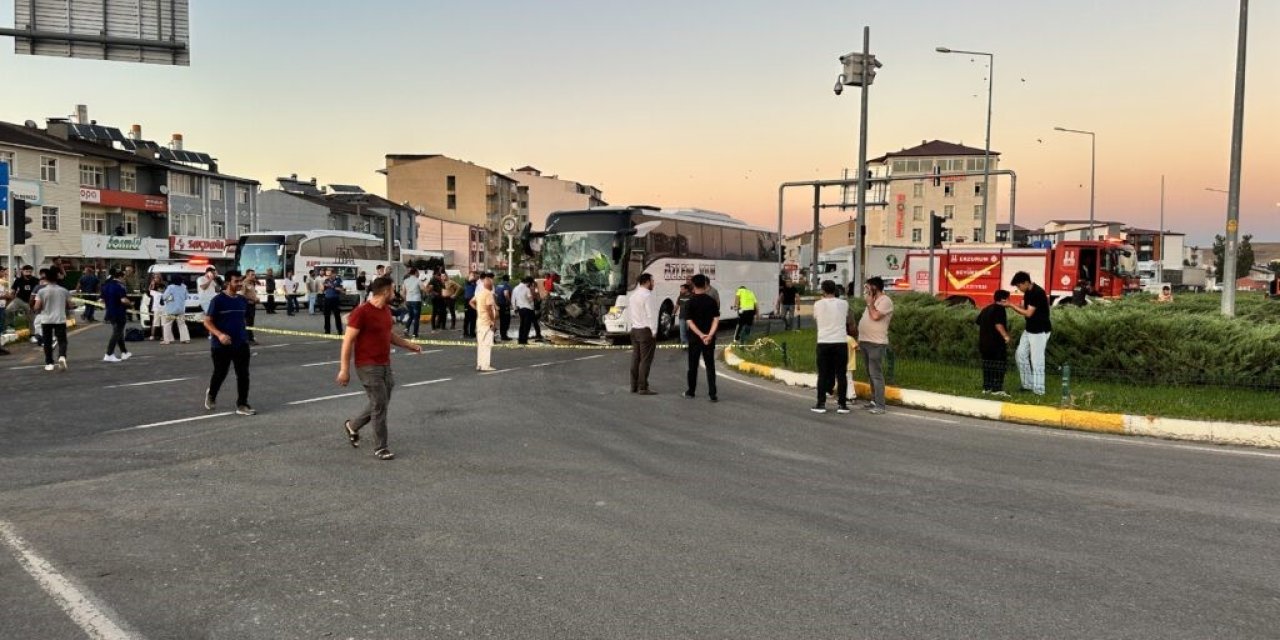 Horasan’da yolcu otobüsü ile traktör çarpıştı