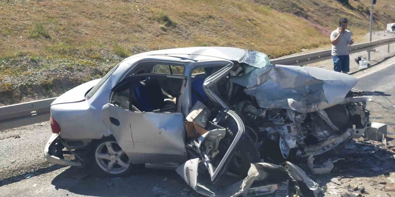 Erzincan’da iki otomobil çarpıştı: 3 kişi öldü