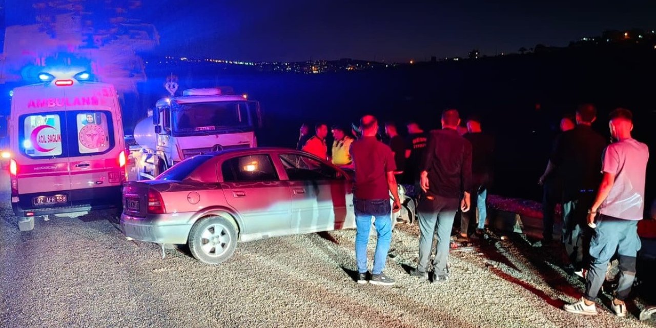 Besni'de iki otomobil kafa kafaya çarpıştı: 2 yaralı