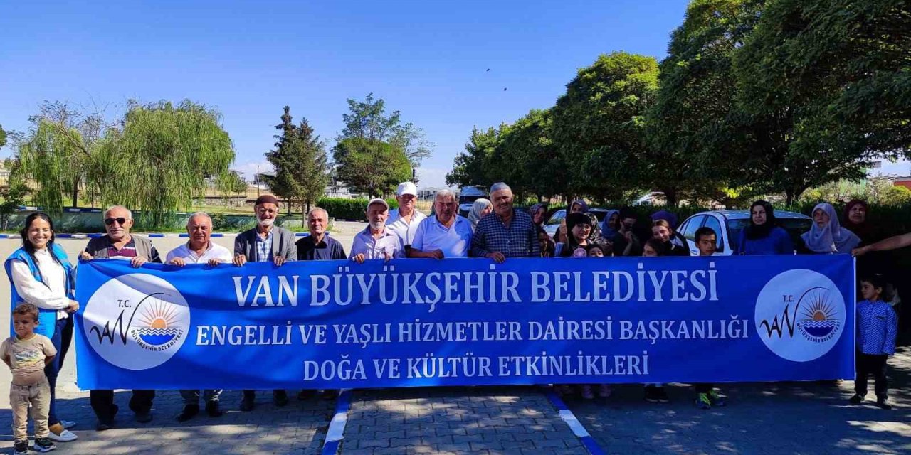 Van'da yaşlı bireyler piknik etkinliği ile unutulmaz bir gün geçirdi