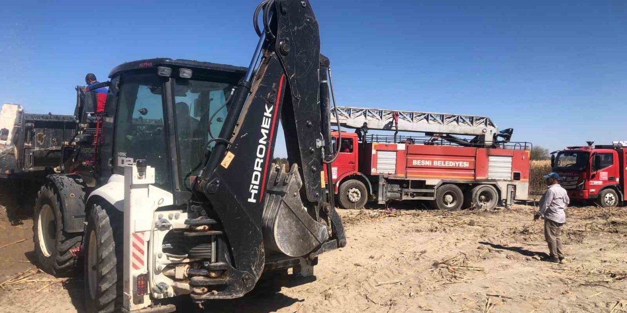 Besni'de yangına müdahale eden iş makinesi alev alev yandı