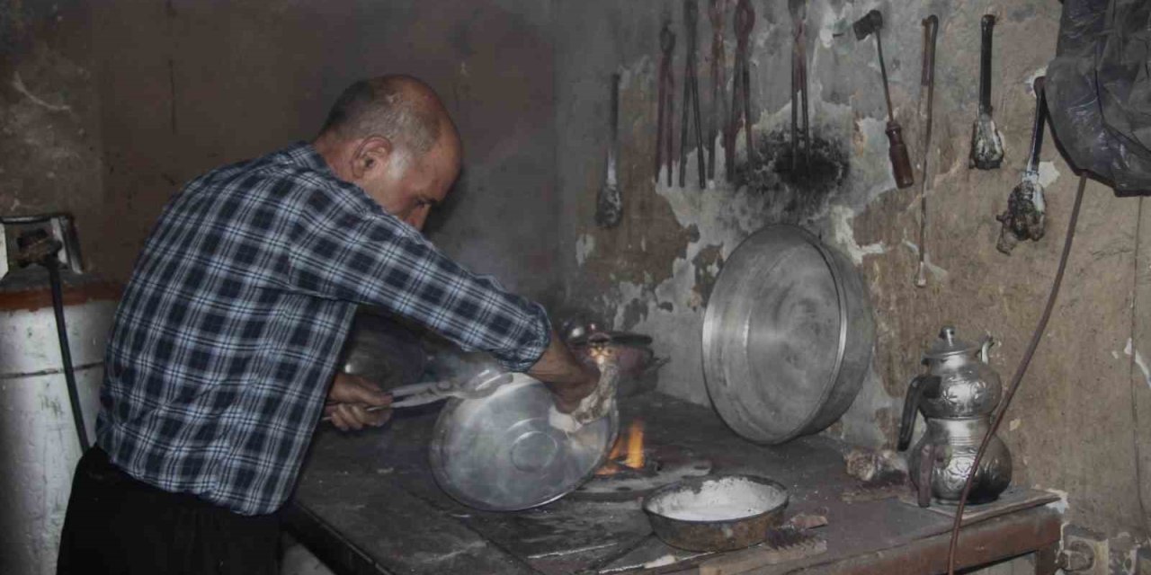 Ocakbaşında büyüyen kalay ustası mesleğini yaşatmaya devam ediyor