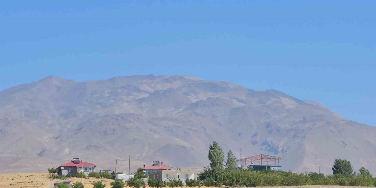 Aşırı sıcaklar Süphan Dağı’nın karını eritti