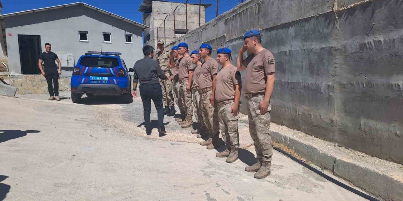 Dicle Kaymakamı Atış ve İlçe Jandarma Komutanı Koca üs bölgesini inceledi