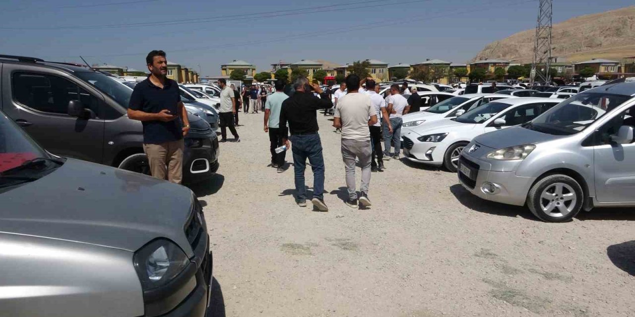 Van’da ikinci el açık oto pazarında durgunluk sürüyor