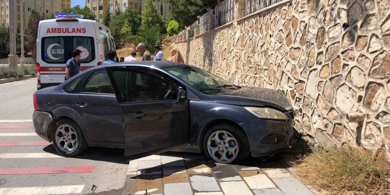 Otomobil duvara çarptı: 1 kişi yaralandı