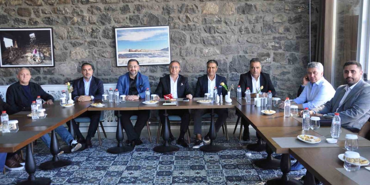 Gazi Kars Eğitim ve Kültür Vakfı yönetimi basınla görüştü