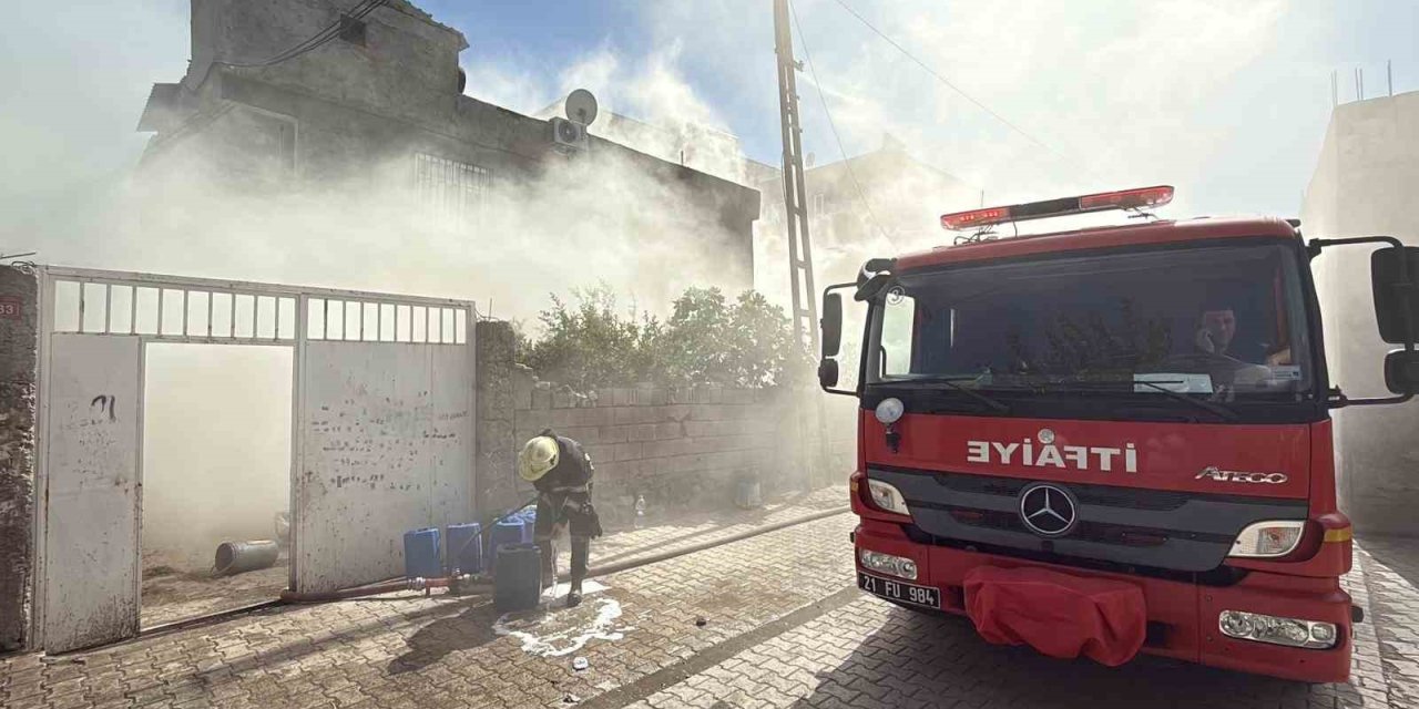 Diyarbakır’da yangında 2 kişi dumandan etkilendi