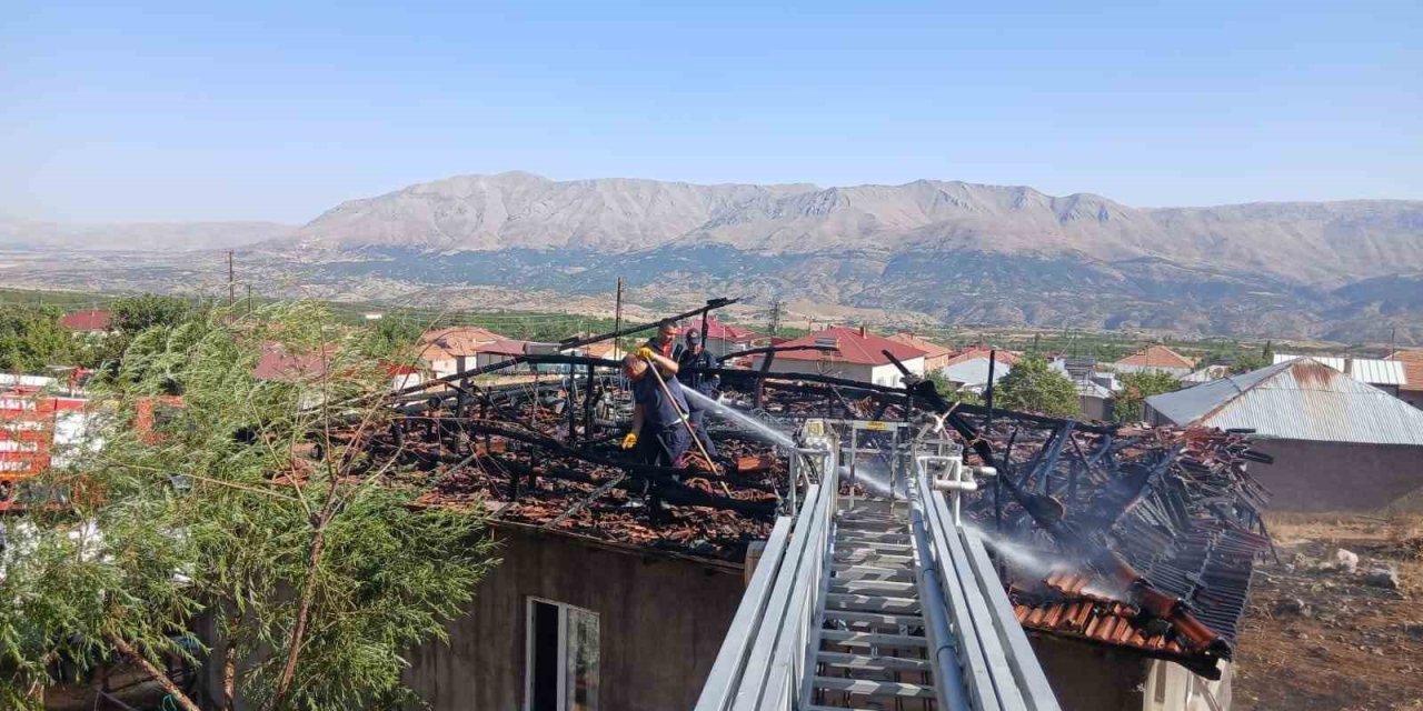 Doğanşehir’de çatı yangını çıktı