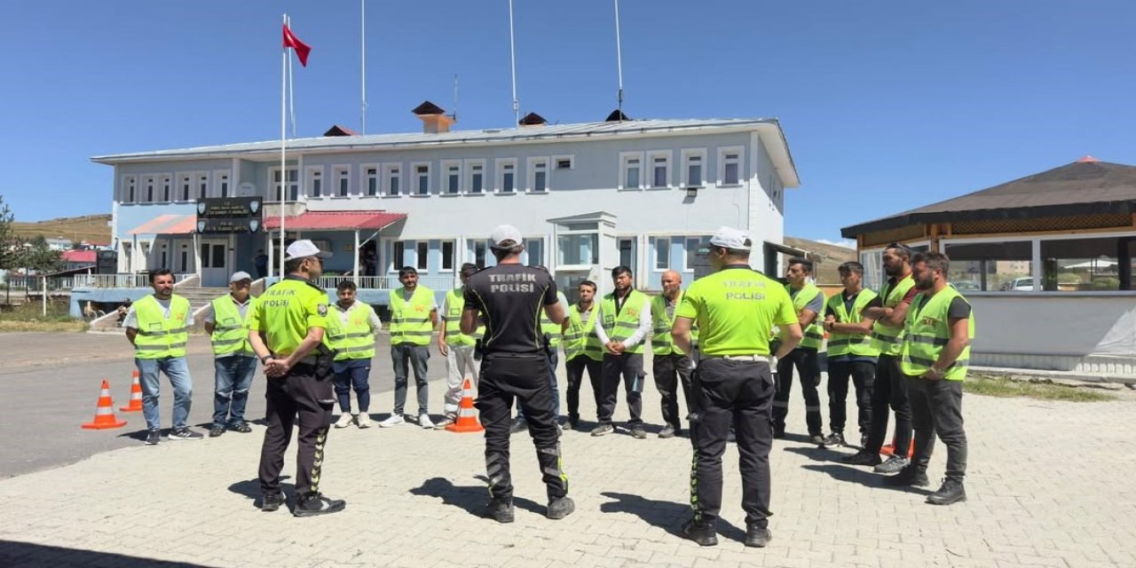 Motosiklet sürücülerine "2 Teker 1 Hayat" eğitimi