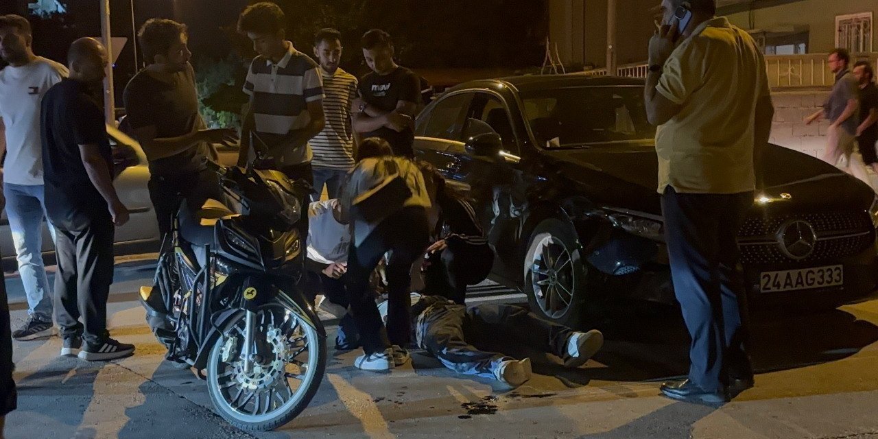 Motosikletle otomobile çarpan genç yaralandı