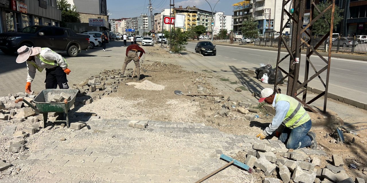 Yüksekova’da altyapı çalışmaları nedeniyle bozulan yollar yenileniyor