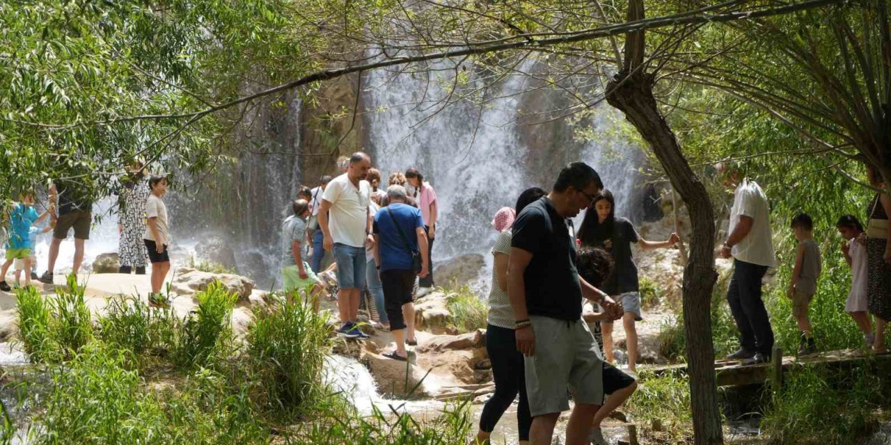 Erzincan'da vatandalar Girlevik Şelalesinde serinliyorlar
