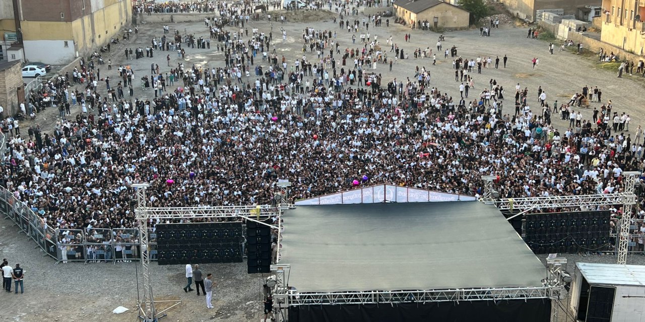 Rojda’nın Yüksekova konseri başladı