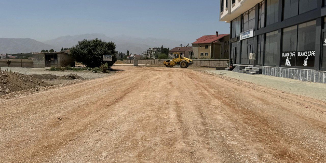 Yüksekova Belediyesi Güngör Mahallesi’ndeki yollarda çalışmaları sürdürüyor