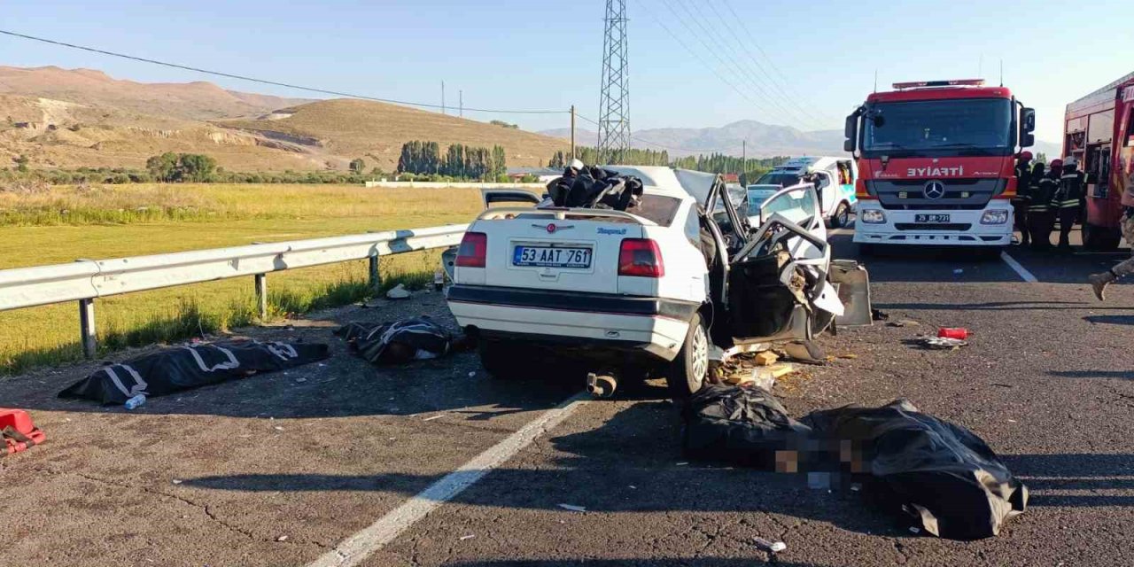 Erzurum’da iki araç kafa kafaya çarpıştı: 4 kişi hayatını kaybetti