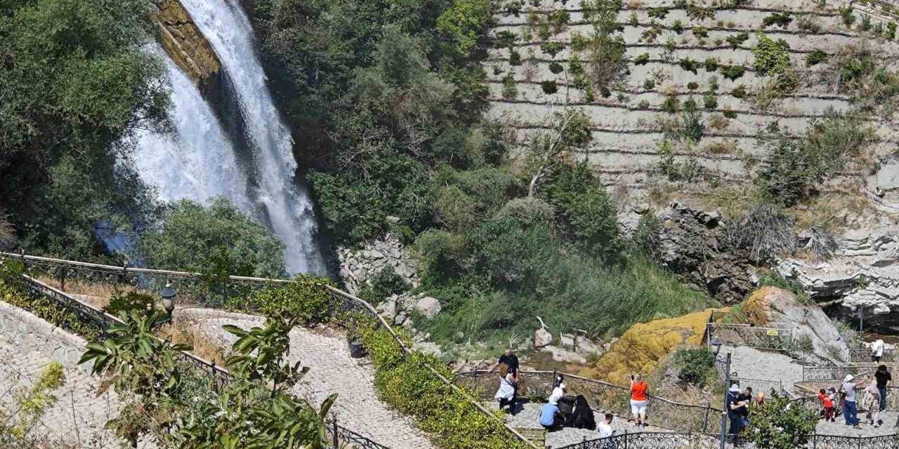 Tortum Şelalesi’nde su seviyesi düştü