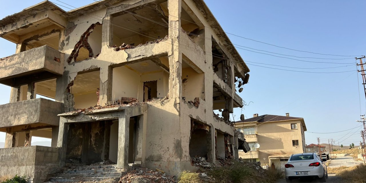 Yüksekova’da metruk bina tehlikesi: “Aşırı rüzgârda bina sallanıyor”