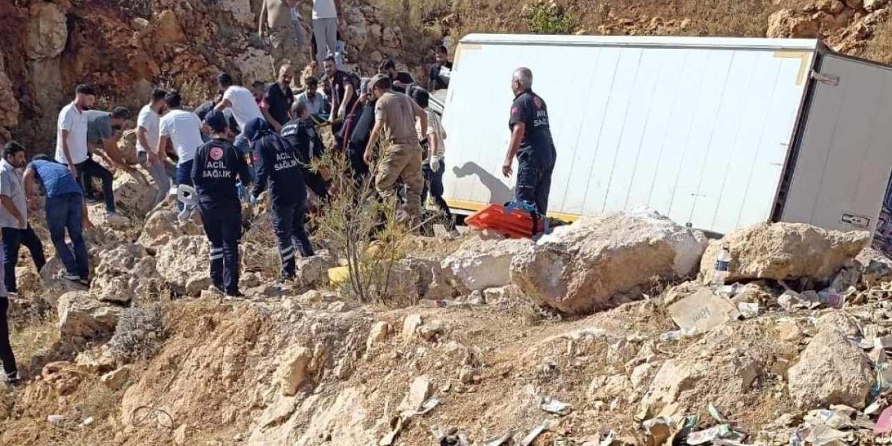 Diyarbakır’da kamyonet şarampole devrildi: 3 kişi yaralandı