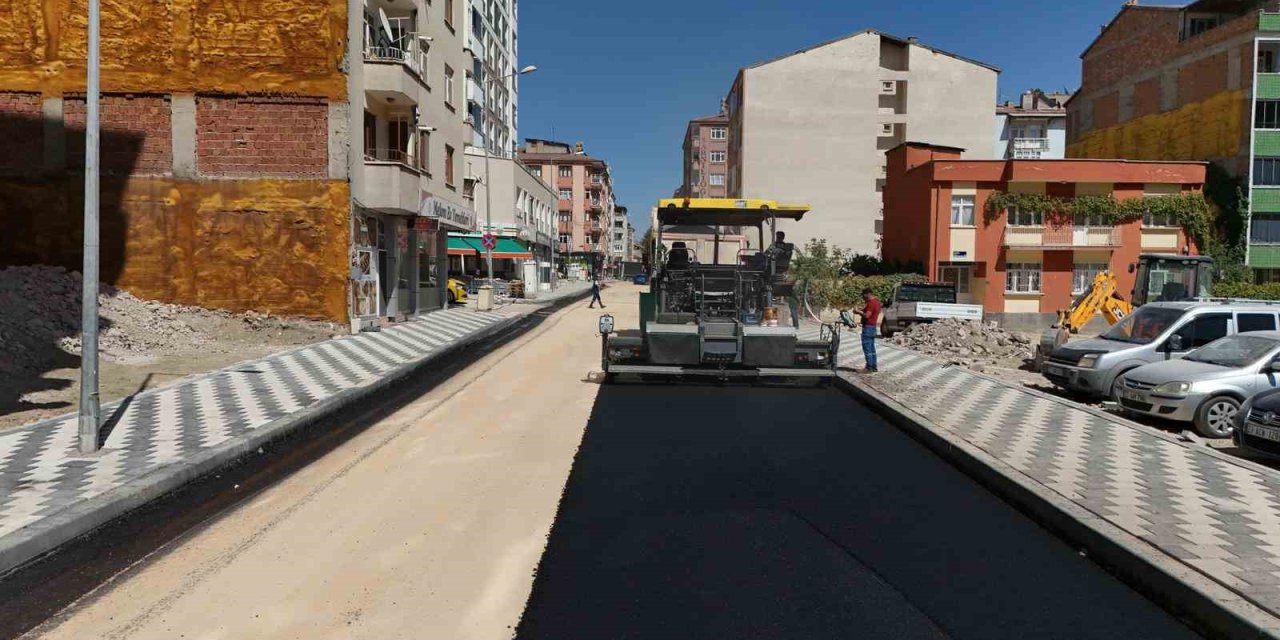 Elazığ’da yol yenileme çalışmaları sürüyor