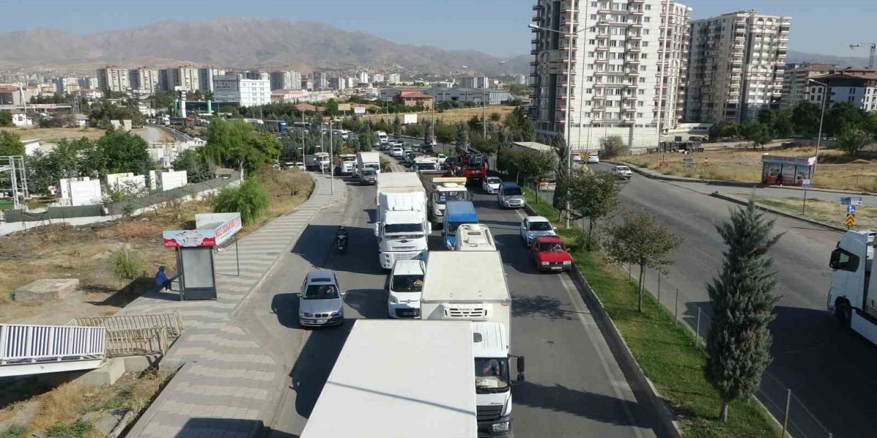 4 aracın karıştığı kaza trafiği felç etti