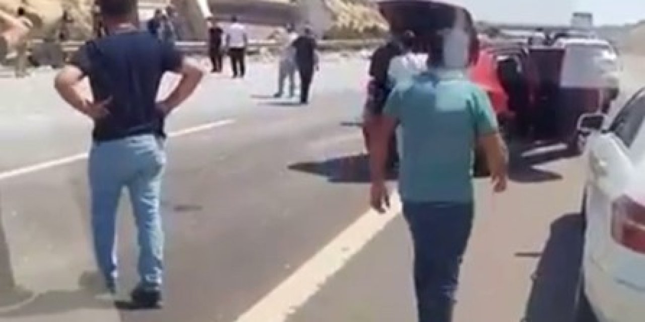 Mermer yüklü kamyon devrildi, sürücünün 7 yaşındaki oğlu öldü