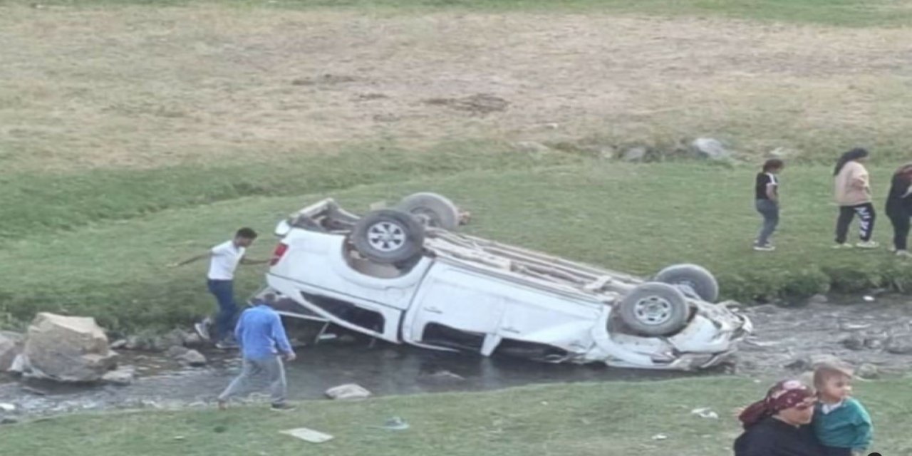 Başkale'de kamyonet uçuruma yuvarlandı: 6 yaralı