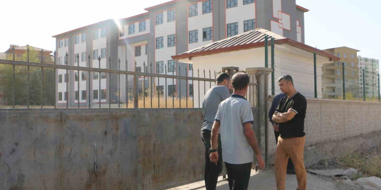 Belediyenin ruhsat vermediği okul açılamıyor