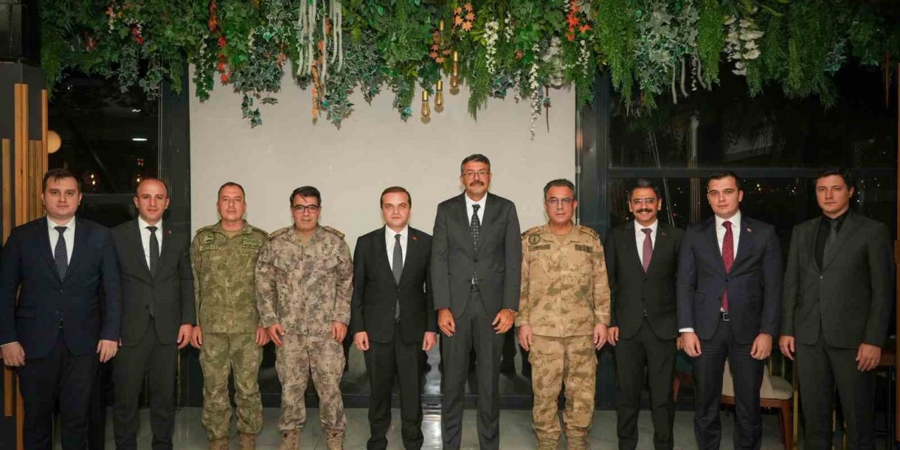 Hakkari’de tayini çıkan komutanları veda yemeği yapıldı