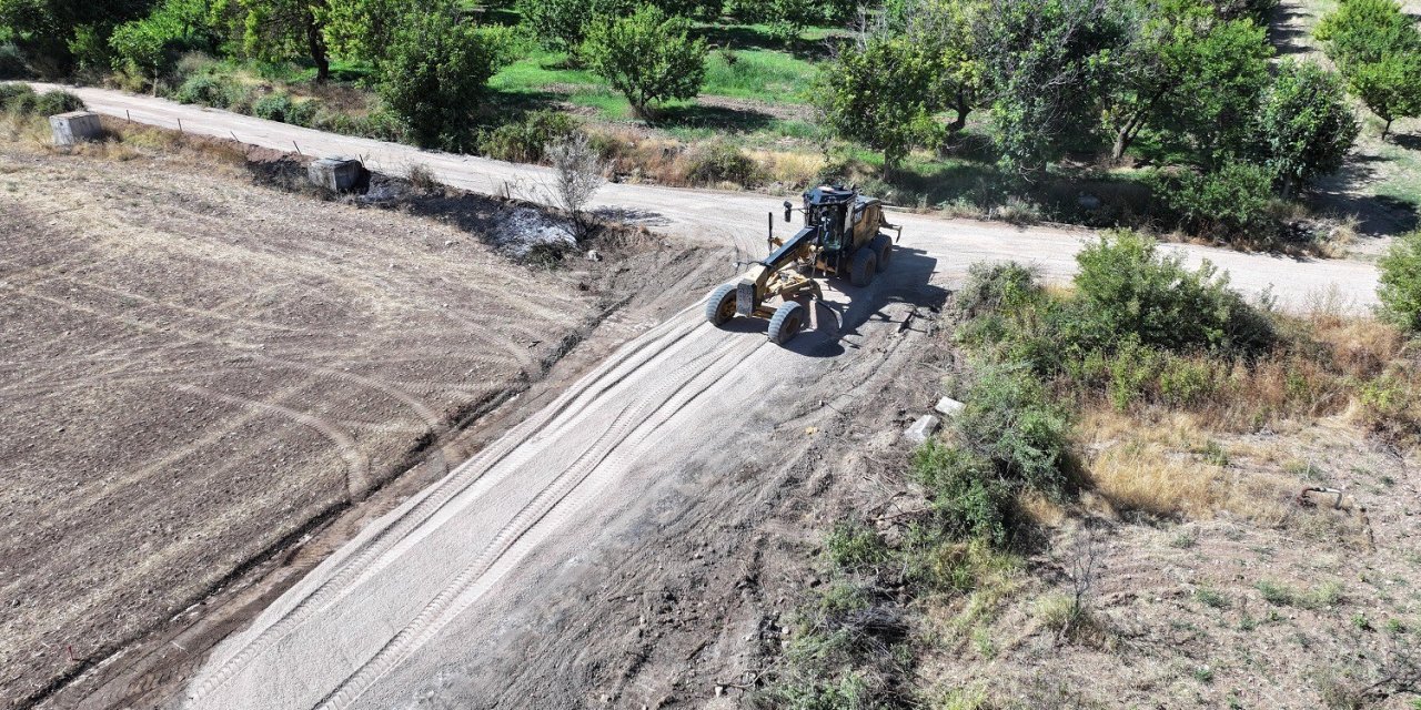Malatya'nın Yeşilyurt ilçesinde kırsal yollar sathi asfaltla buluşuyor