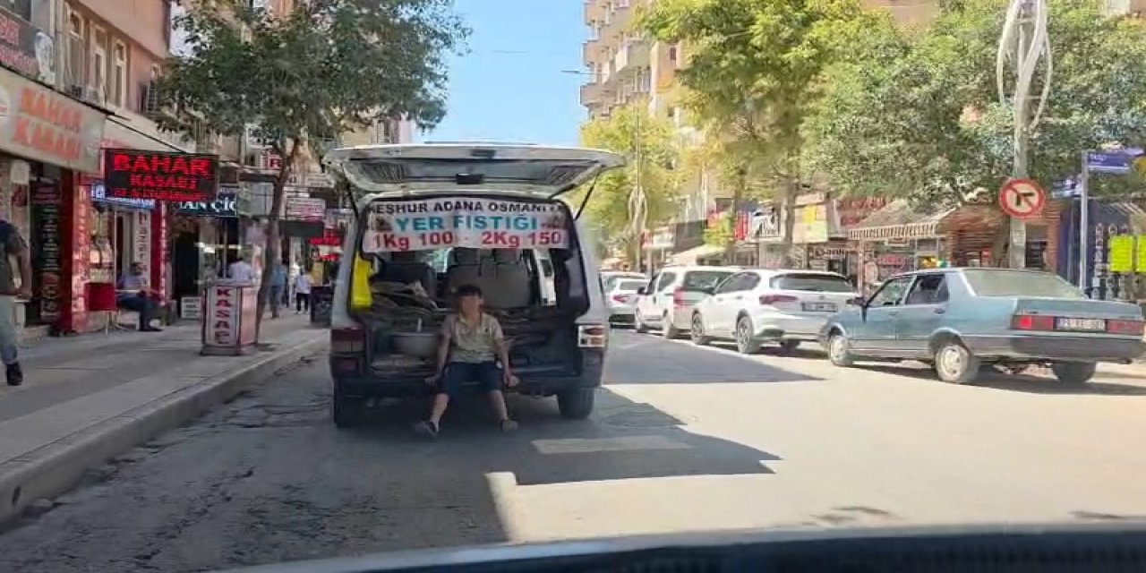 Çocuğun araç arkasındaki tehlikeli yolculuğu kameralarda