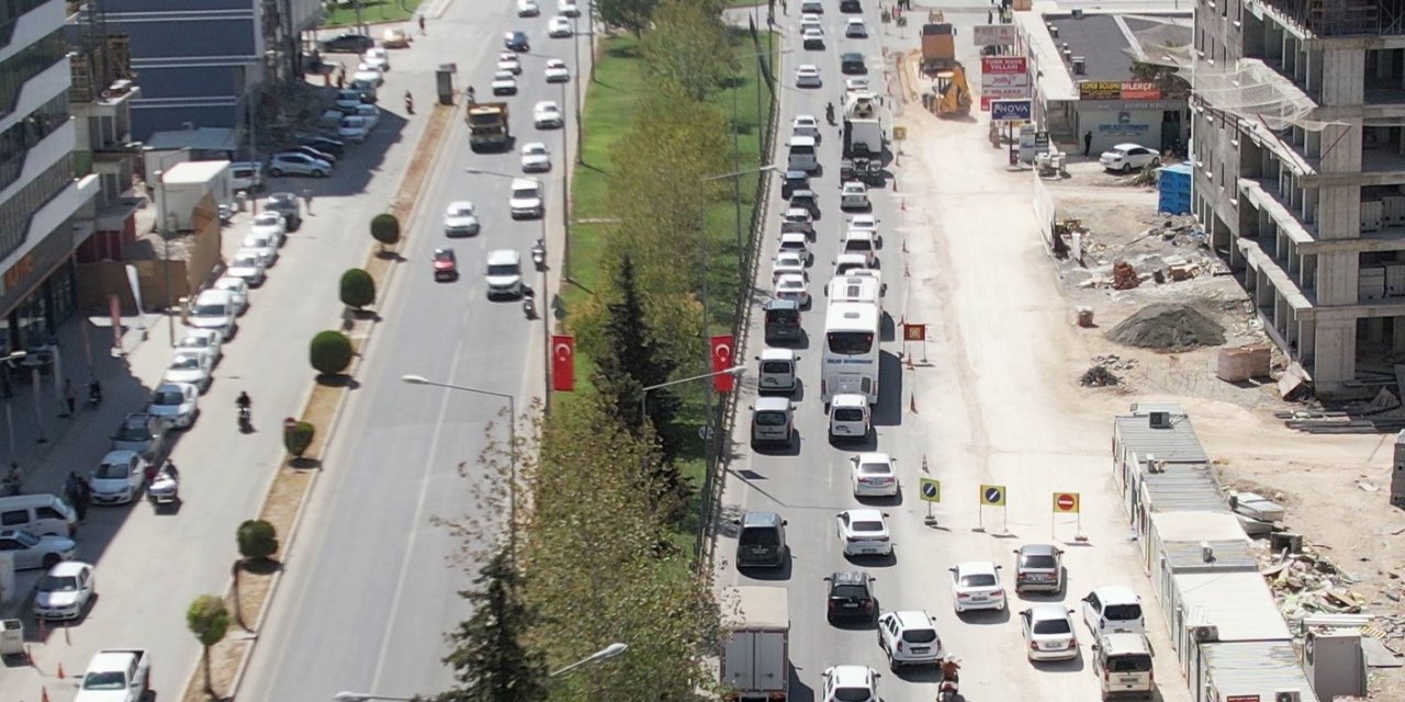 Adıyaman'ın Atatürk Bulvarı Valilik Kavşağı'nda  trafik çilesi