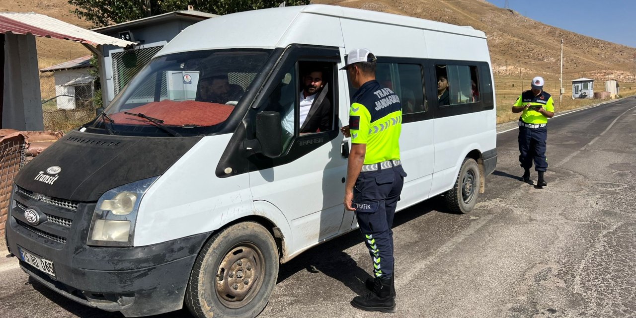 Yüksekova’da jandarma trafik ekiplerinden denetim