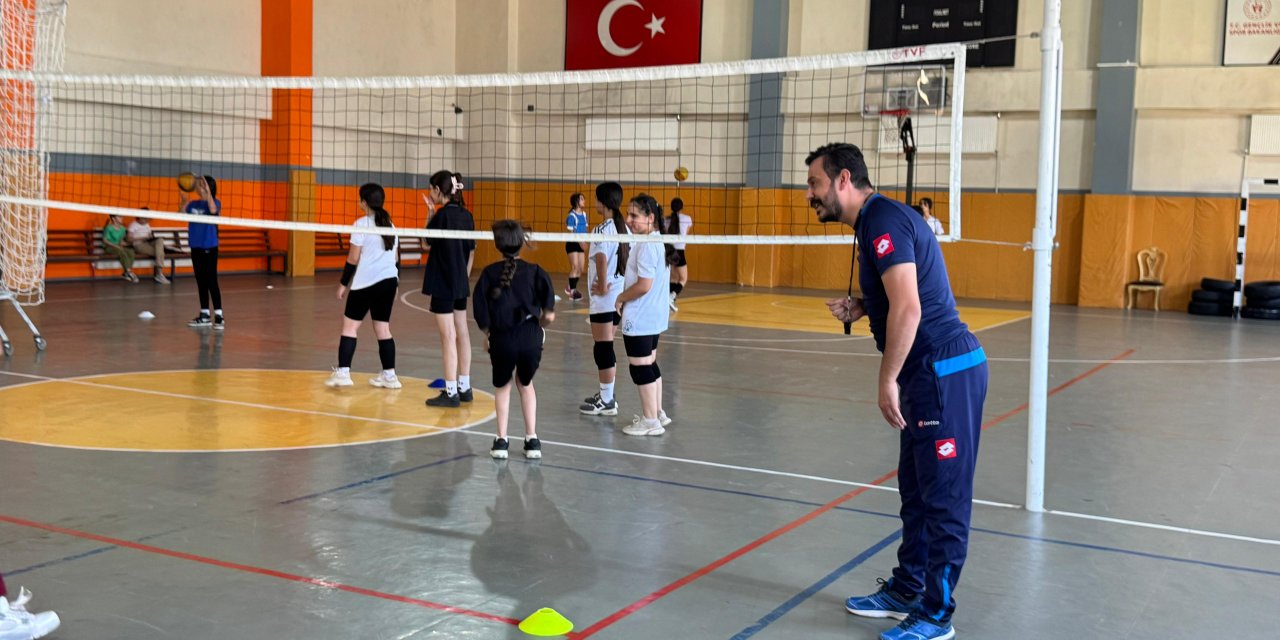 Yüksekova’da genç kızlardan voleybola ilgi