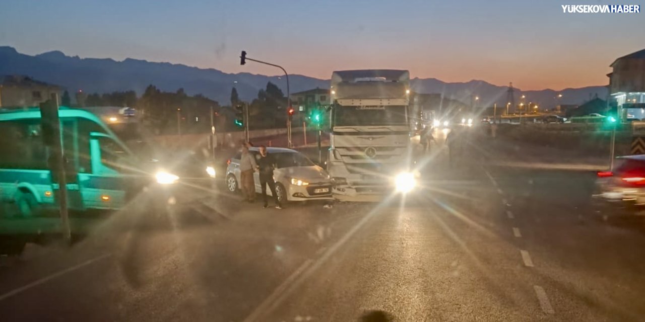 Yüksekova Dağlıca yolunda kaza: 2 yaralı