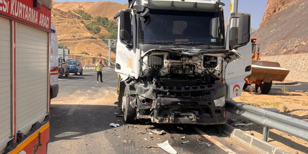 Yüksekova-Van kara yolunda trafik kazası: 3 yaralı