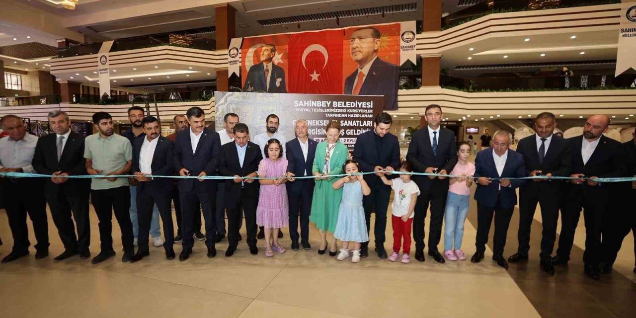 Şahinbey Belediyesi yaz okulu kursiyerlerinin el emeği sergisi sergilendi