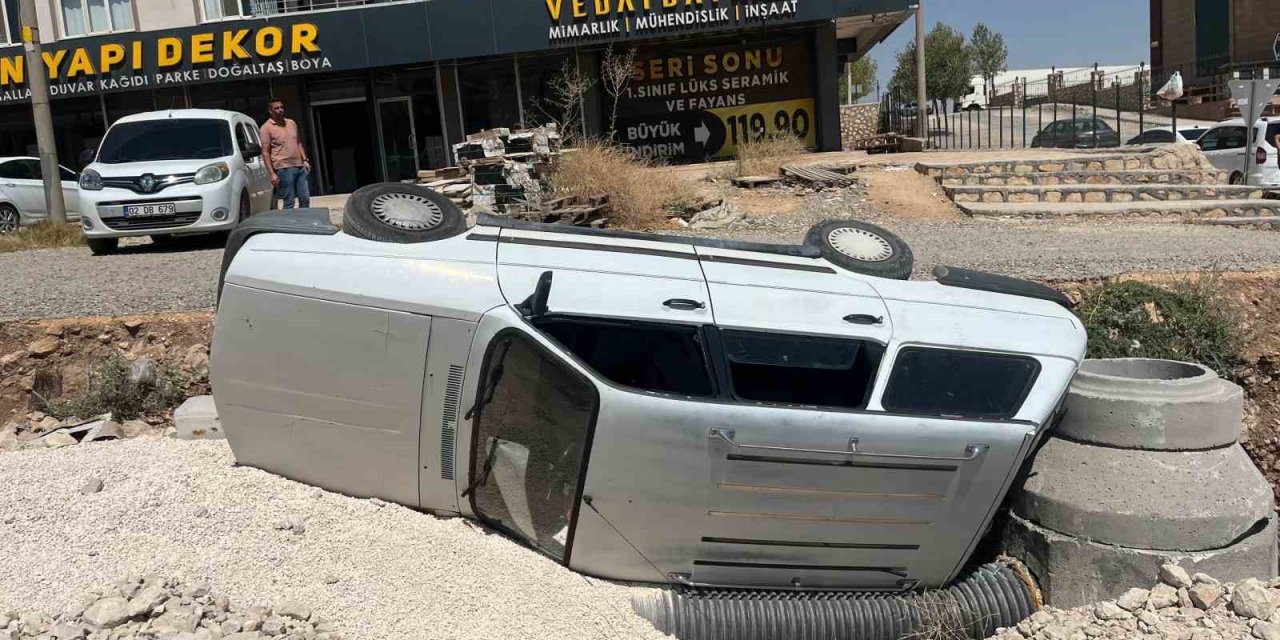 Otomobil altyapı çukuruna düştü: 5 kişi yaralandı