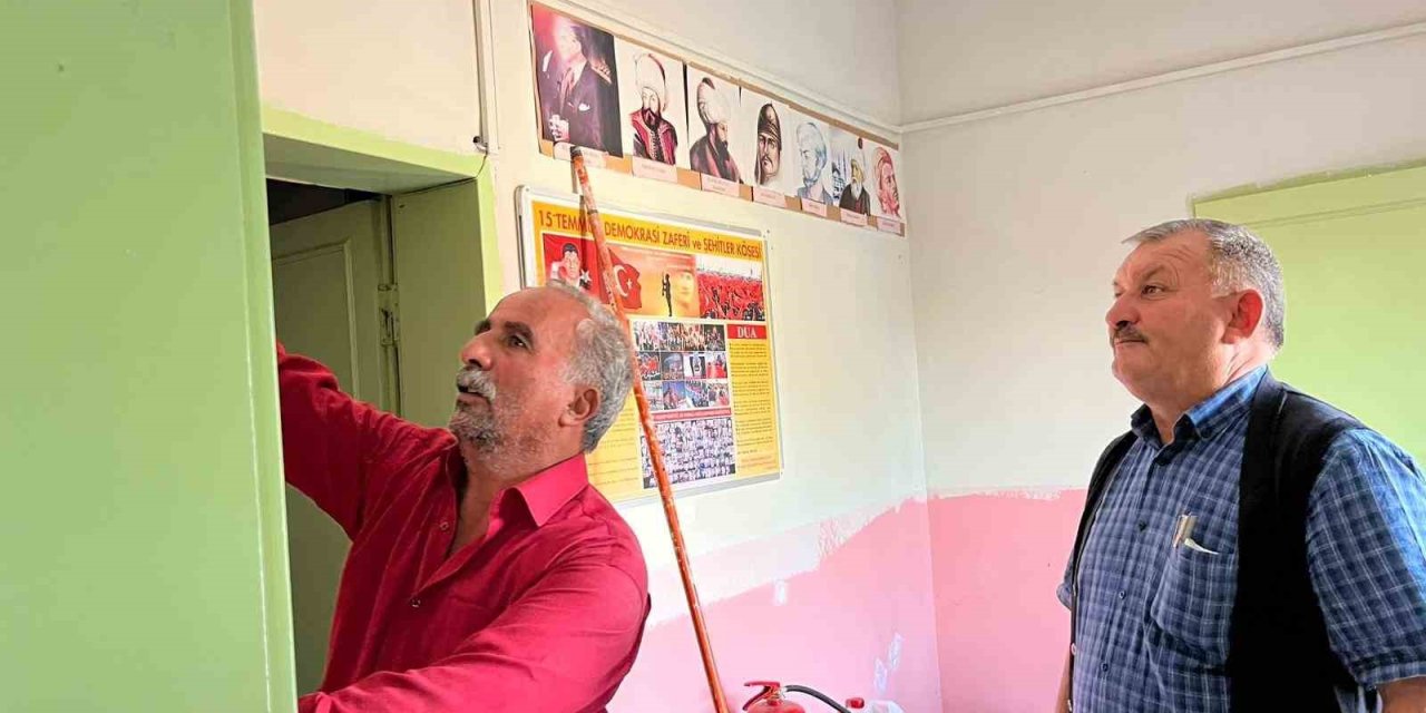 Kars’ta hayırsever iş insanı köy okulunu boyattı