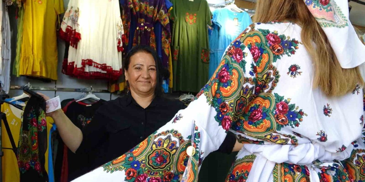 Mardin’de yöresel kıyafetler turistlerin ilgisini çekti