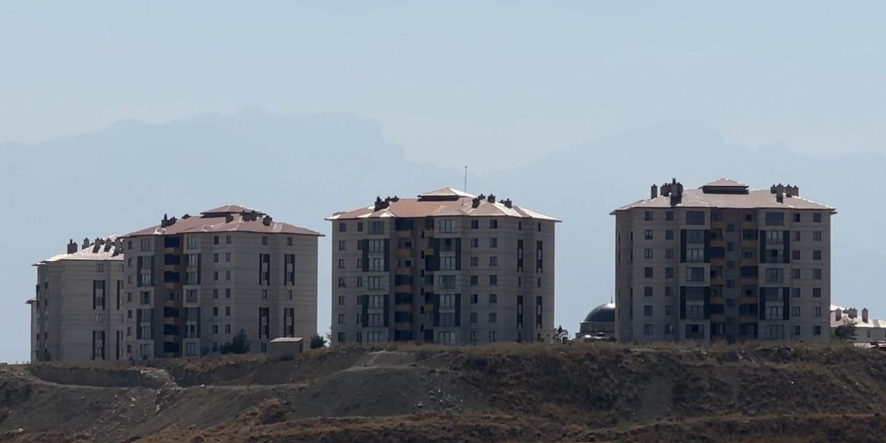 Yüksekova’yı toz bulutu kapladı: Cilo dağları gözden kayboldu
